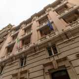 Superiamo una palazzina rosa che ospitava, fino a poco fa, degli uffici comunali 